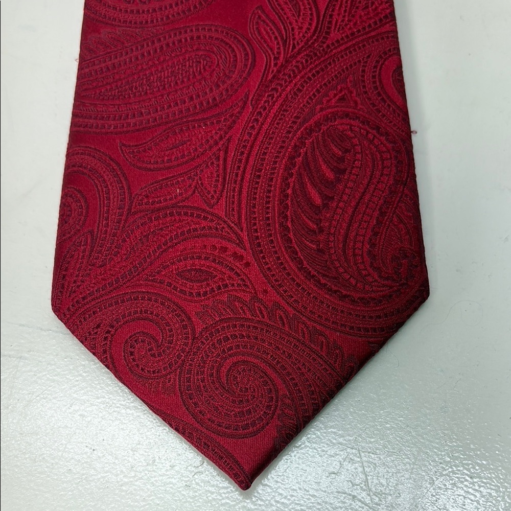 Red Silk Paisley Tie with Classic Design